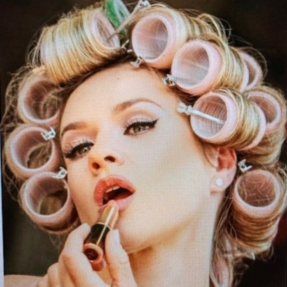 Don't let today be a waste of hair and makeup🫦 - Picture 3 of 14